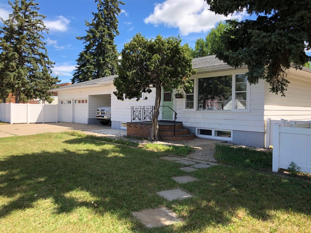House for rent in Moose Jaw downtown Crescent Park Peacock Collegiate High School